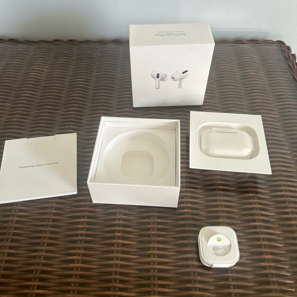 Apple AirPods Pro Generation with
MagSafe Wireless Charging Case - White